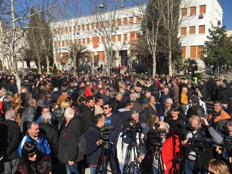 DF ispred Skupštine: Nećemo se zaustaviti dok ne oslobodimo Crnu Goru (FOTO, VIDEO)