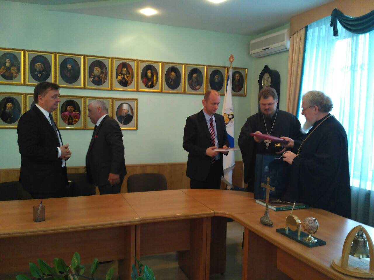 Knežević i Aleksić u posjeti ruskom mitropolitu Sergeju