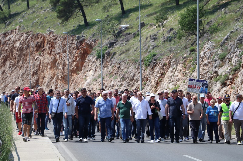 Aktivisti i funkcioneri DF-a i SNP-a protestnim maršom do Spuža (VIDEO i FOTO)