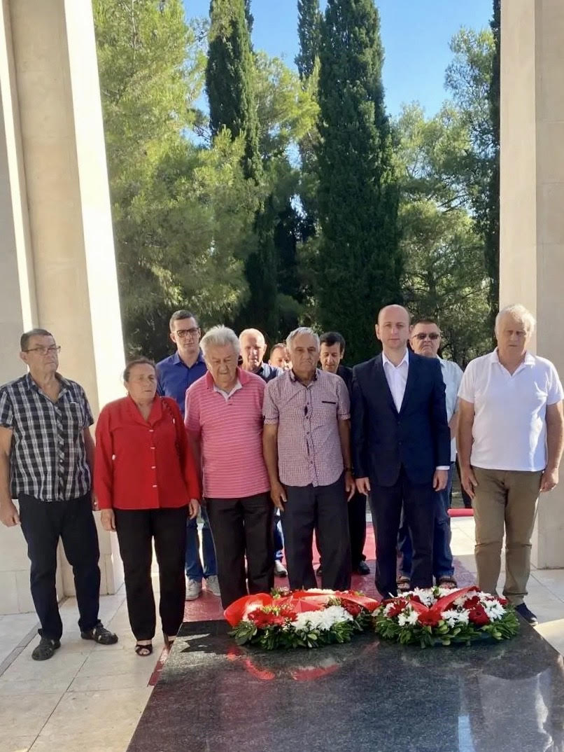 Делегације ДНП, ЈКП Црне Горе и удружења Антифашистички савез Црне Горе положиле вијенце на спомен обиљежје Партизану борцу на Горици
